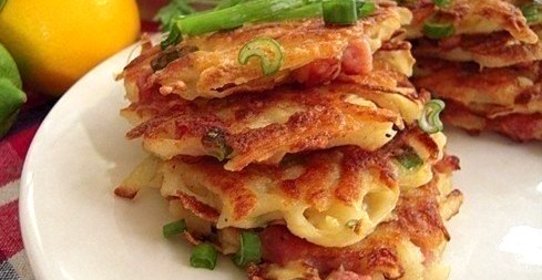 Картофельные драники с колбасой