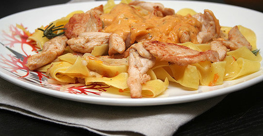 Паста с курицей и сливочным соусом
