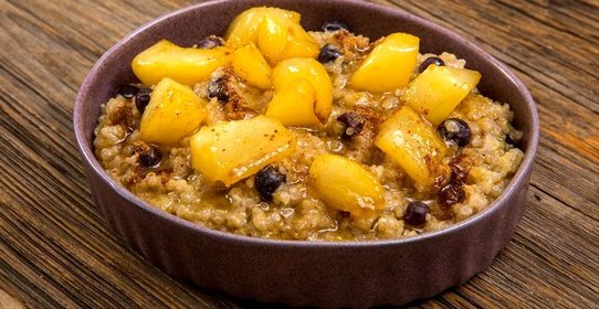 Каша из киноа с соте из груш