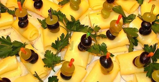Сырно-виноградные канапе