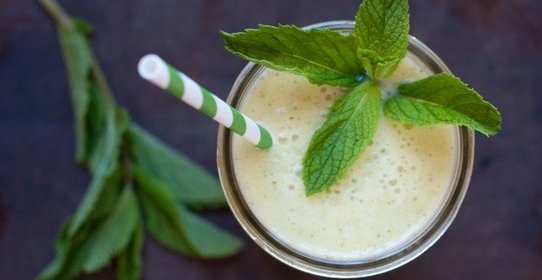 Смузи с ананасом, мятой и кешью