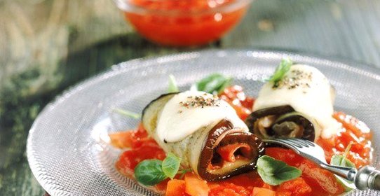Рулеты из баклажана и моцареллы с приправой из рукколы