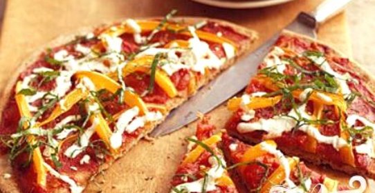 Пицца с моцареллой, болгарским перцем и томатным соусом