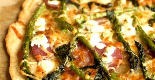 Пицца со спаржей и баклажаном