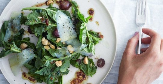Салат с виноградом, рукколой и миндалем