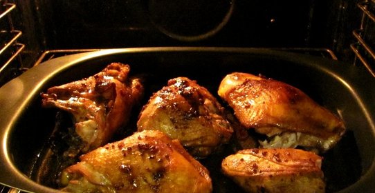 Курица кусочками в соусе в духовке