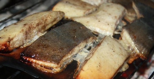 Камбала Горячего копчения на дощечке на мангале