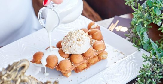 Гонконгская вафля с кунжутным мороженым и сливочно-имбирным соусом