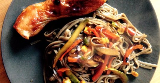 Соба с жареными огурцами