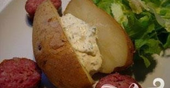 Запеченный картофель с травяным соусом