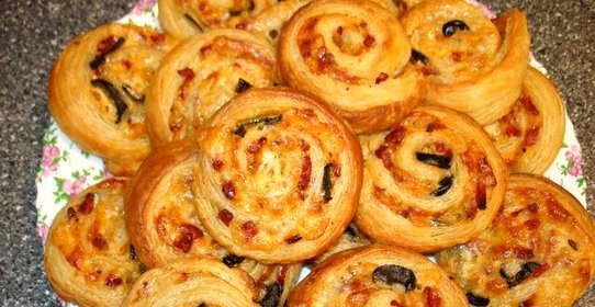 Мини пицца из слоеного теста