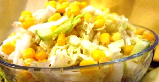 Салат капустный с кукурузой и яблоком
