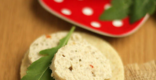 Куриная колбаса с бурым рисом на рисовом блинчике