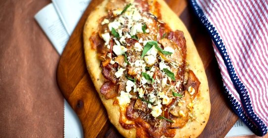 Пицца с яблоками и сыром