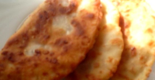 Пирожки из сырного теста с колбасой