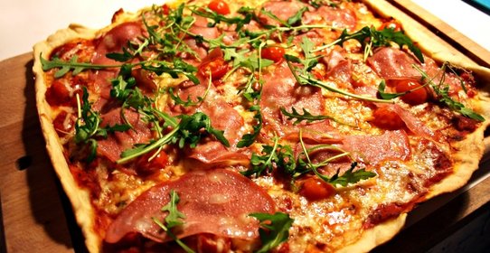 Пицца с вареной колбасой