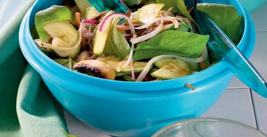 Салат из кабачков и дайкона с заправкой из лимона и кинзы