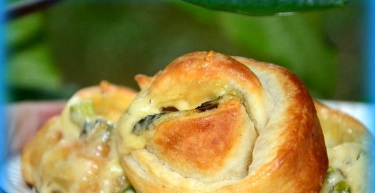 Сырные булочки с зеленью и помидором