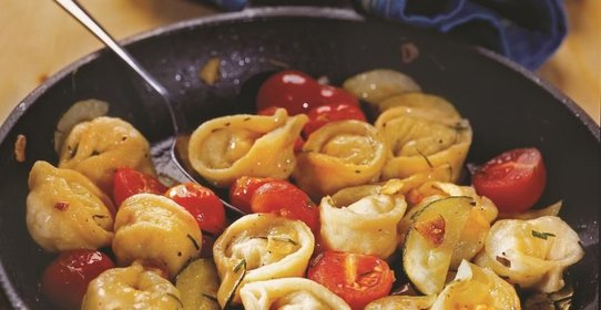 Тортеллини с креветками и оливками