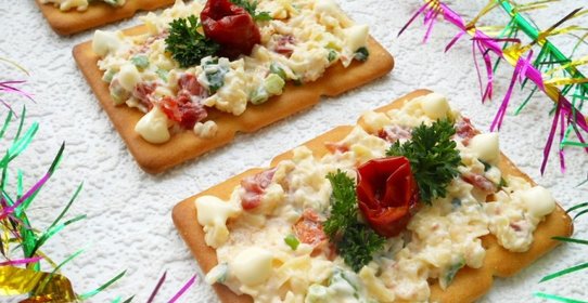 Бутерброды на крекерах с вялеными помидорами