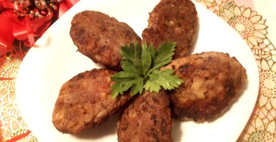 Куриные котлеты с колбасным сыром и чесноком