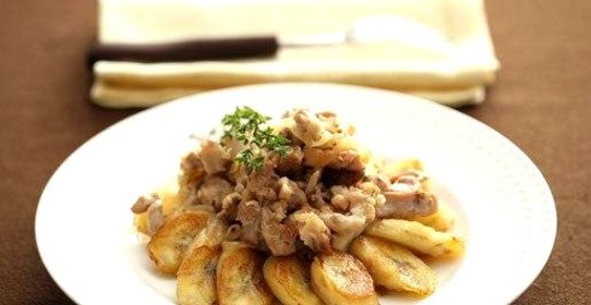 Куриное филе с жареными бананами