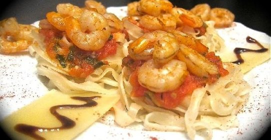 Гнезда с креветками в томатном соусе