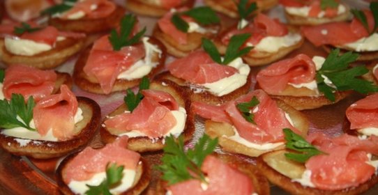 Канапе с красной рыбой на оладьях