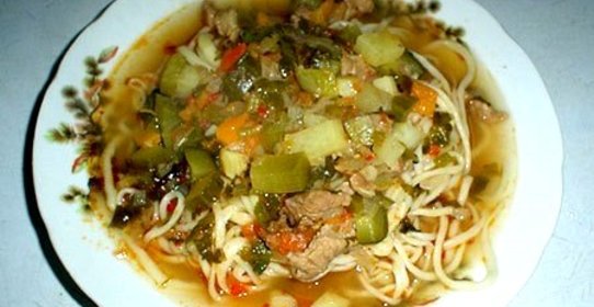 Лагман с солеными огурцами