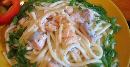 Паста с семгой и креветками