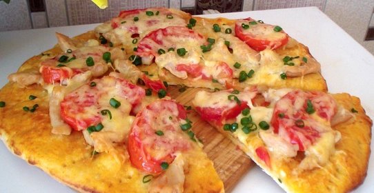 Пицца с курицей сыром и помидорами