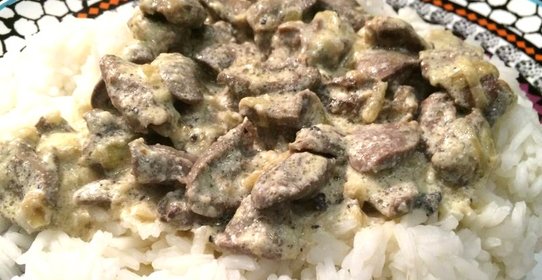 Куриные сердечки со сметаной