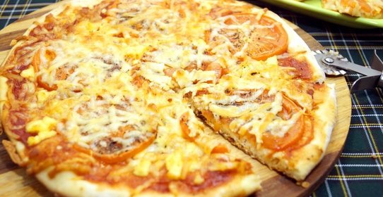 Пицца с помидорами