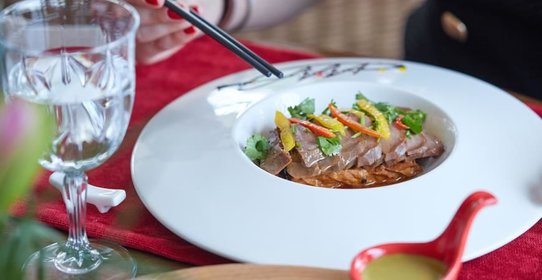 Свиной язык со сладким соусом Васаби