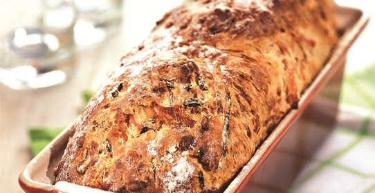 Хлеб, испеченный с ветчиной и сыром