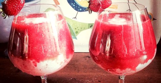 Слоеный клубничный коктейль