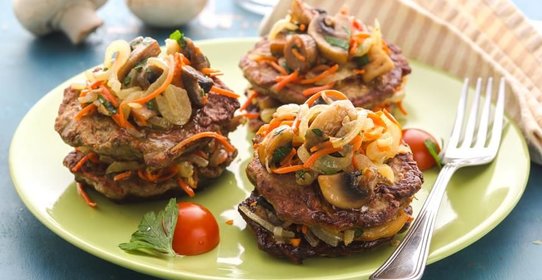 Печеночные оладьи с грибами, луком и морковью