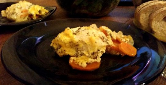 Зубатка, запеченная с овощами и сыром