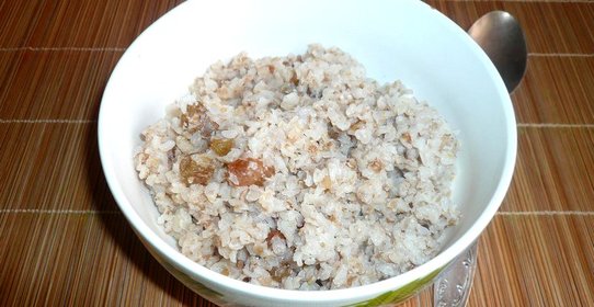 Молочная гречневая каша с изюмом