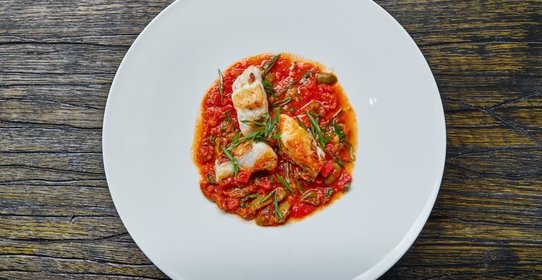 Рыба конгрио запеченная с томатами