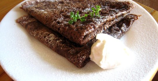 Блинчики из гречневой муки с ягодным ассорти