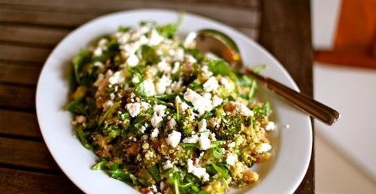 Квиноа с брокколи, руколлой и сыром Фета