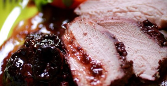 Запеченная индейка с черносливом и ежевикой