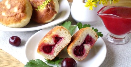 Пирожки с вишней жареные