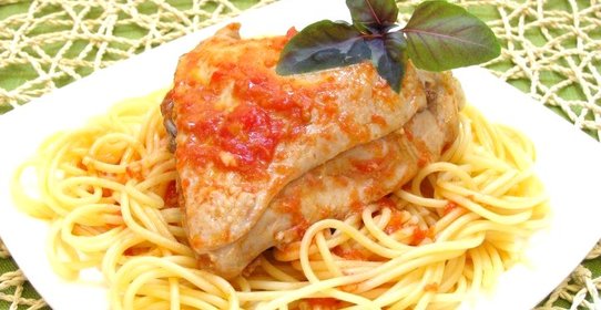 Курица, тушенная с помидорами