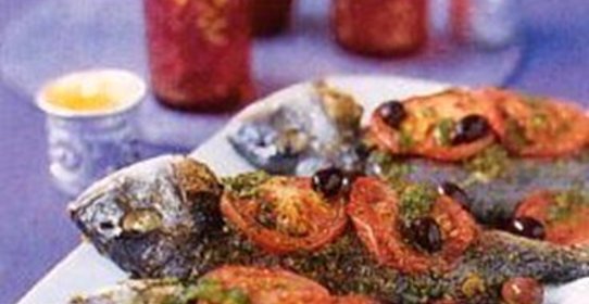 Ароматная дорада с соусом и травами