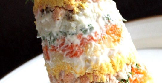 Порционный салат «Мимоза» с лососем