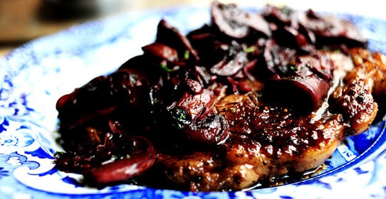 Бифштекс в грибном соусе