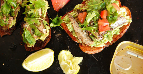 Брускетта с томатами, сардинами и кинзой