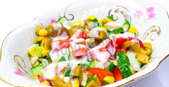 Салат с перчинкой кукурузой и оливками